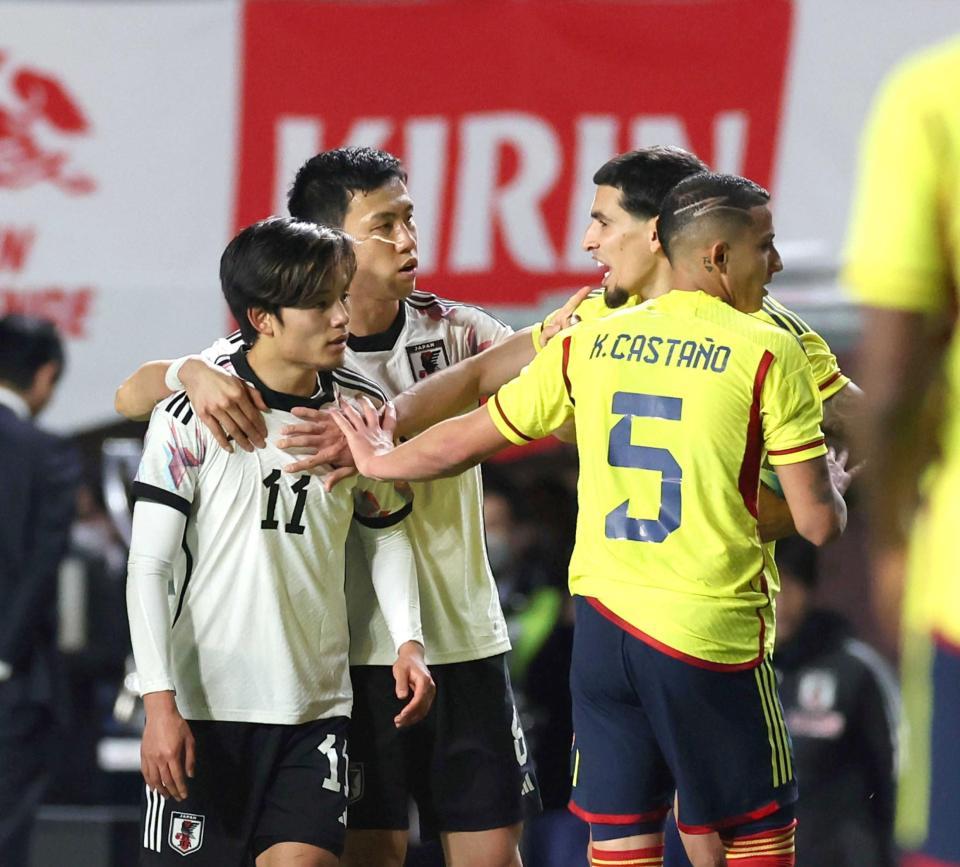 　後半、エキサイトする久保（左）