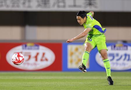 　湘南-清水　後半、チーム３点目となる自身２点目のゴールを決める湘南・山田＝レモンＳ