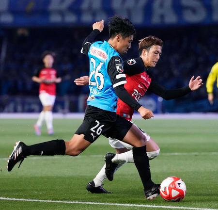 　川崎－浦和　前半、攻め込む川崎・永長（手前）＝等々力