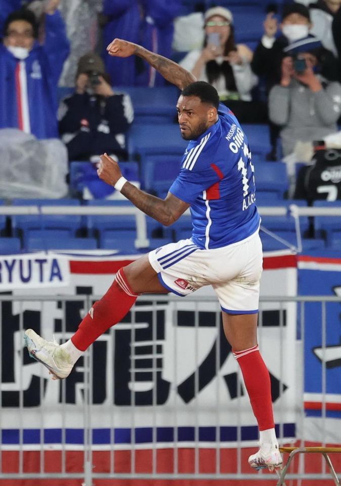 　後半、チーム５点目のゴールを決め、喜ぶ横浜Ｍのアンデルソン