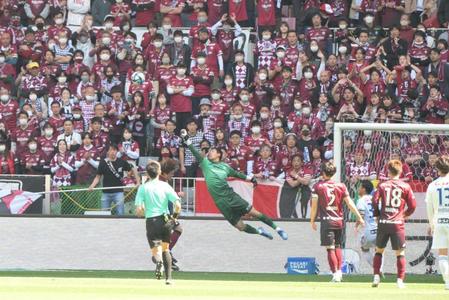 　相手のセンタリングを防ぐ神戸の前川