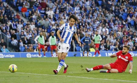 　ヘタフェ戦の後半、ゴールを決めるレアル・ソシエダードの久保（左）＝共同