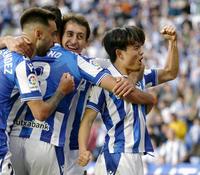 　ヘタフェ戦の後半、ゴールを決め、喜ぶレアル・ソシエダードの久保（右）＝共同