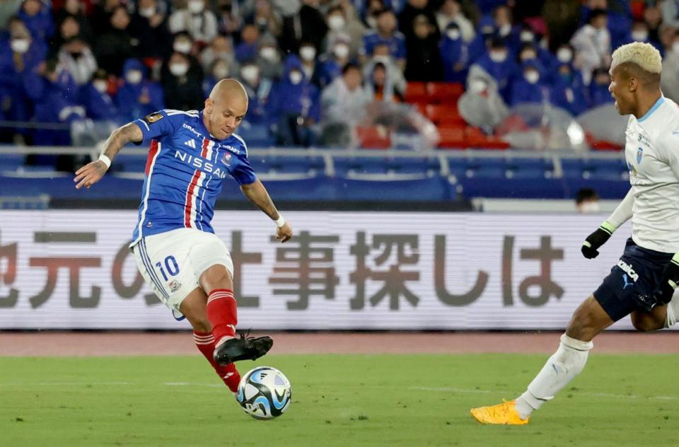 　後半、先制ゴールを決める横浜Ｍのマルコスジュニオール＝日産スタジアム