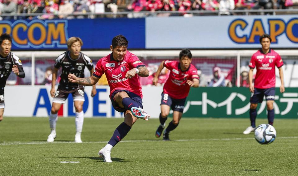 　前半、ＰＫを決めるＣ大阪・レオセアラ