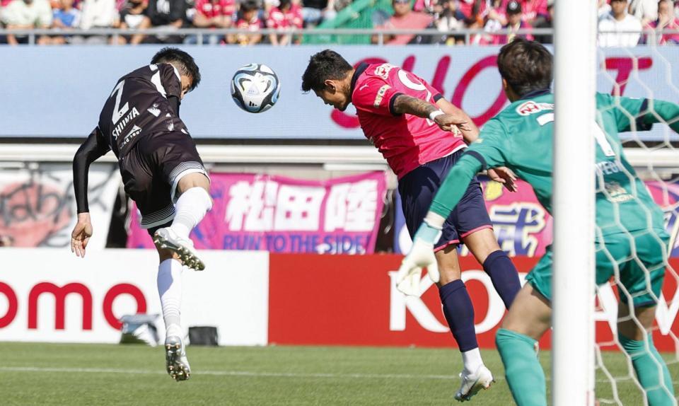 　後半、決勝ゴールを決める札幌・田中駿（左）