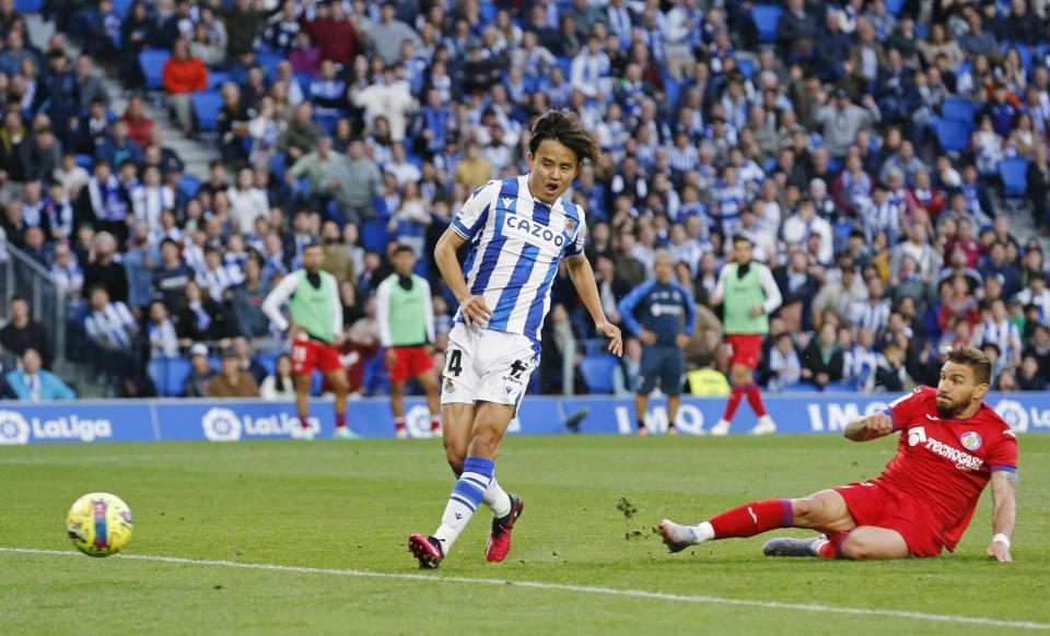 　ヘタフェ戦の後半、ゴールを決めるレアル・ソシエダードの久保（左）＝共同