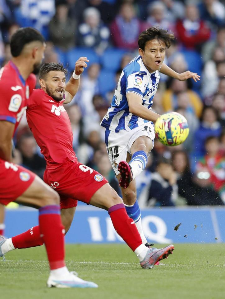 　ヘタフェ戦の後半、シュートを放つレアル・ソシエダードの久保（右）＝共同