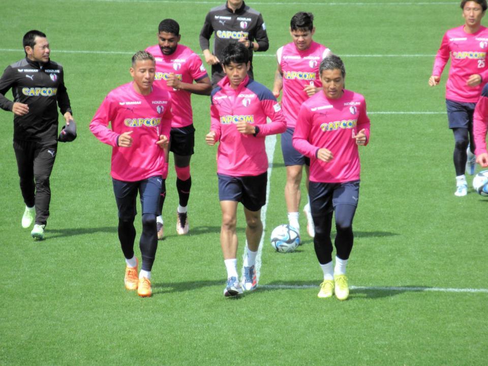 　ランニングする香川（中央）