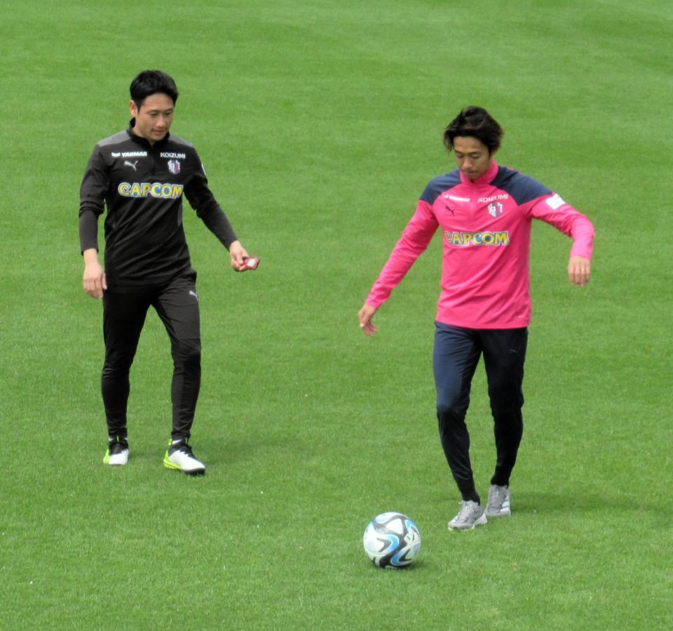 　屋外練習で体を動かした清武（右）