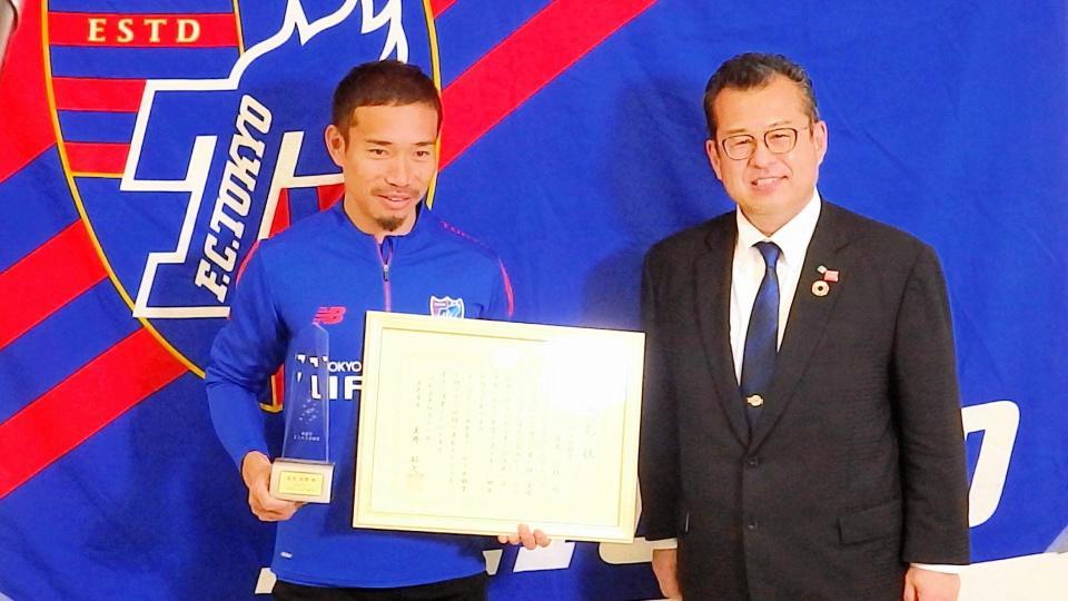 　出身地の愛媛県西条市から「西条市きらめき水都賞」を授与され玉井市長から表彰状と記念盾を贈られたＦＣ東京・長友
