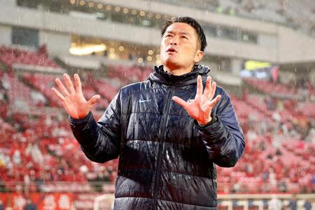 神戸に大敗し、サポーターと言葉を交わす鹿島・岩政監督