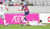 　前半、ＦＣ東京・徳元悠平（上）のボールをスライディングでカットするＣ大阪・香川真司（撮影・吉澤敬太）