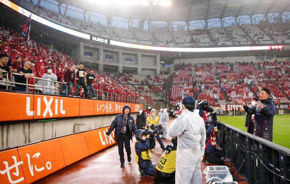 　神戸に大敗し、サポーター席に向かい、言葉を交わす鹿島・岩政監督（右端）