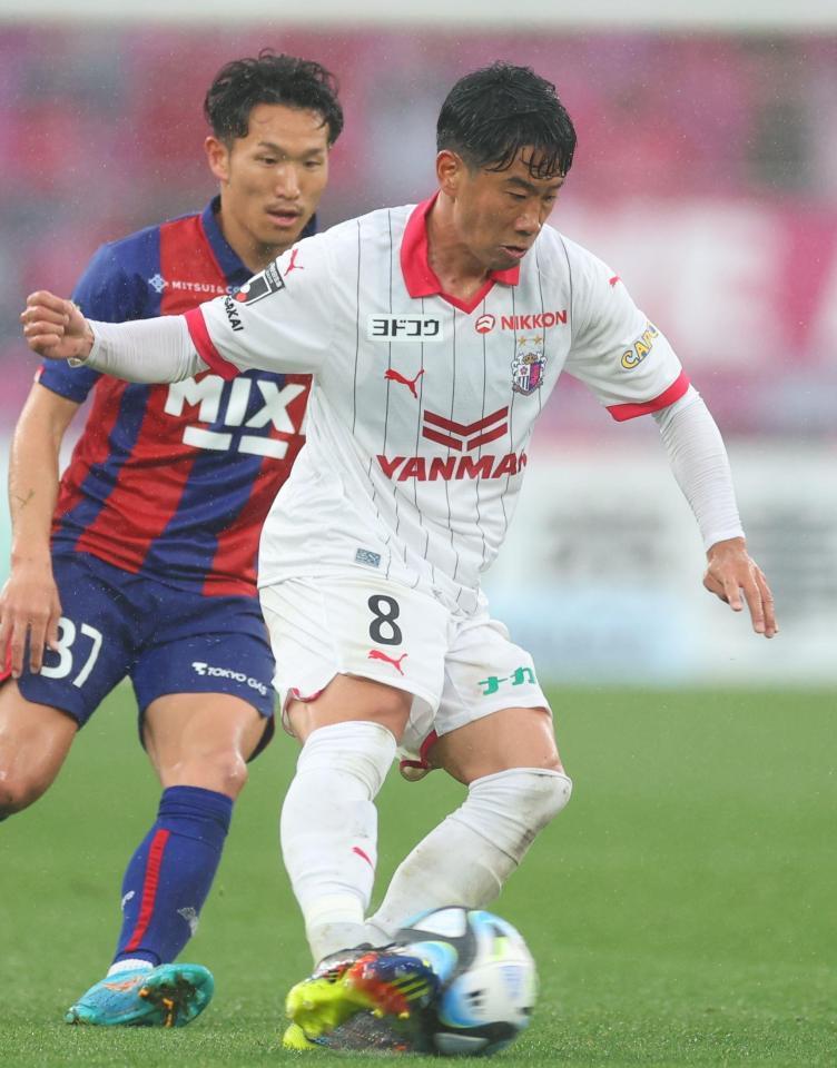 　後半、パスを出すＣ大阪・香川真司（撮影・吉澤敬太）