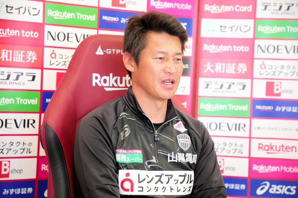 　オンライン取材に応じる吉田監督　©ＶＩＳＳＥＬ　ＫＯＢＥ