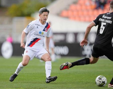 　後半終了間際に公式戦初出場を果たした三浦知良＝ビゼウ（共同）