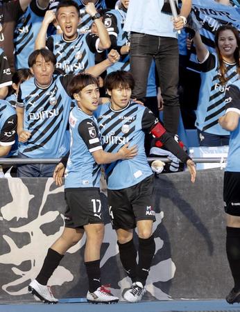 　後半、先制ゴールを決め、祝福される川崎・脇坂（右）＝等々力
