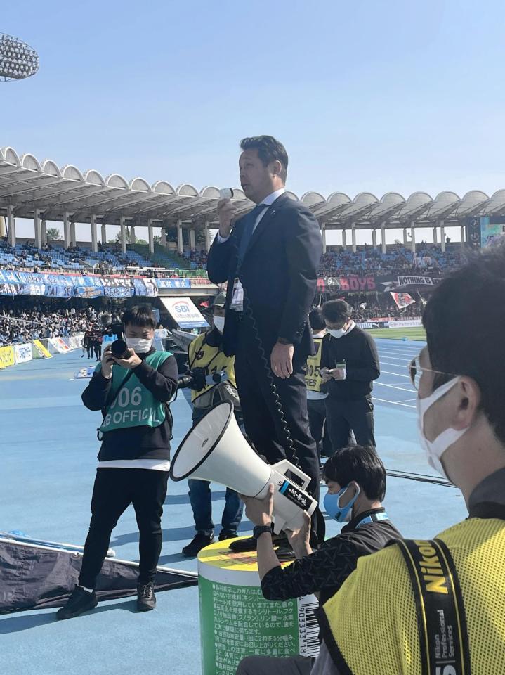 　試合前にサポーターへ向けてメッセージを送ったＪ１川崎の吉田社長
