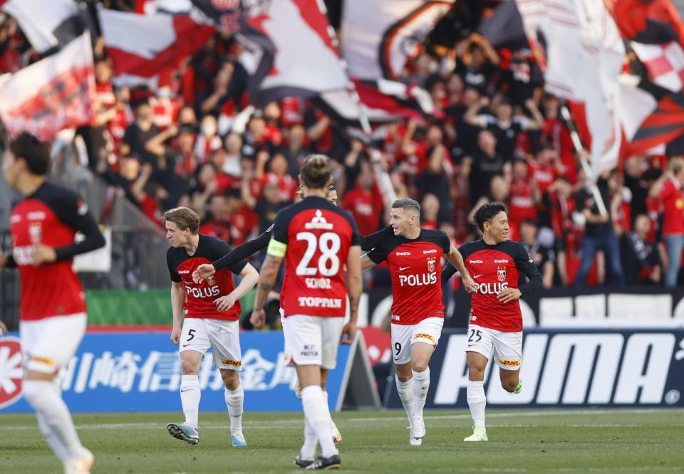 　後半、同点ゴールを決め、喜ぶ浦和・リンセン（右から２人目）ら＝等々力