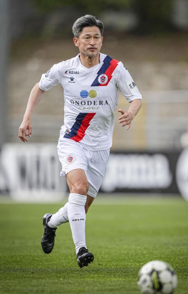 　後半終了間際に公式戦初出場を果たしたオリベイレンセの三浦知良＝ビゼウ（共同）