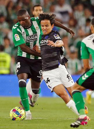 　ベティス戦で競り合うレアル・ソシエダードの久保（右）＝セビリア（共同）