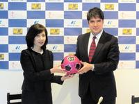 　アドバイザー就任の永島昭浩氏と兵庫県サッカー協会の高砂佳世副会長