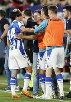 　後半、チーム２点目のゴールを決め、祝福されるレアル・ソシエダードの久保（左端）＝共同