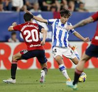 　後半、チーム２点目のゴールを決めるレアル・ソシエダードの久保（右）＝共同