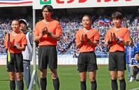 　試合前のセレモニーで拍手する（右から）坊薗真琴副審、山下良美主審、第４の審判員の中村太、手代木直美副審