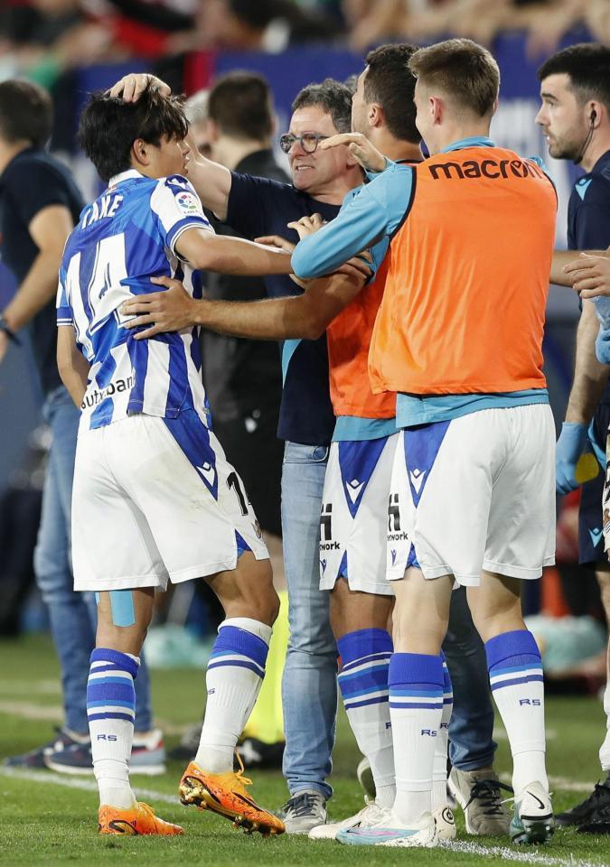 　後半、チーム２点目のゴールを決め、祝福されるレアル・ソシエダードの久保（左端）＝共同