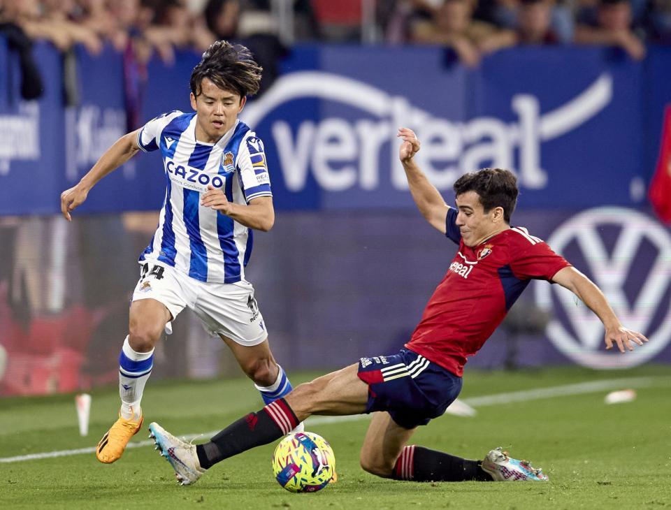 　後半、競り合うレアル・ソシエダードの久保（左）＝共同