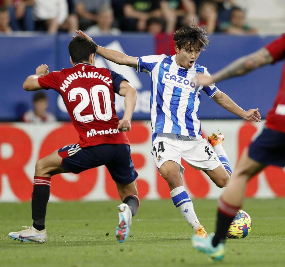 　後半、チーム２点目のゴールを決めるレアル・ソシエダードの久保（右）＝共同