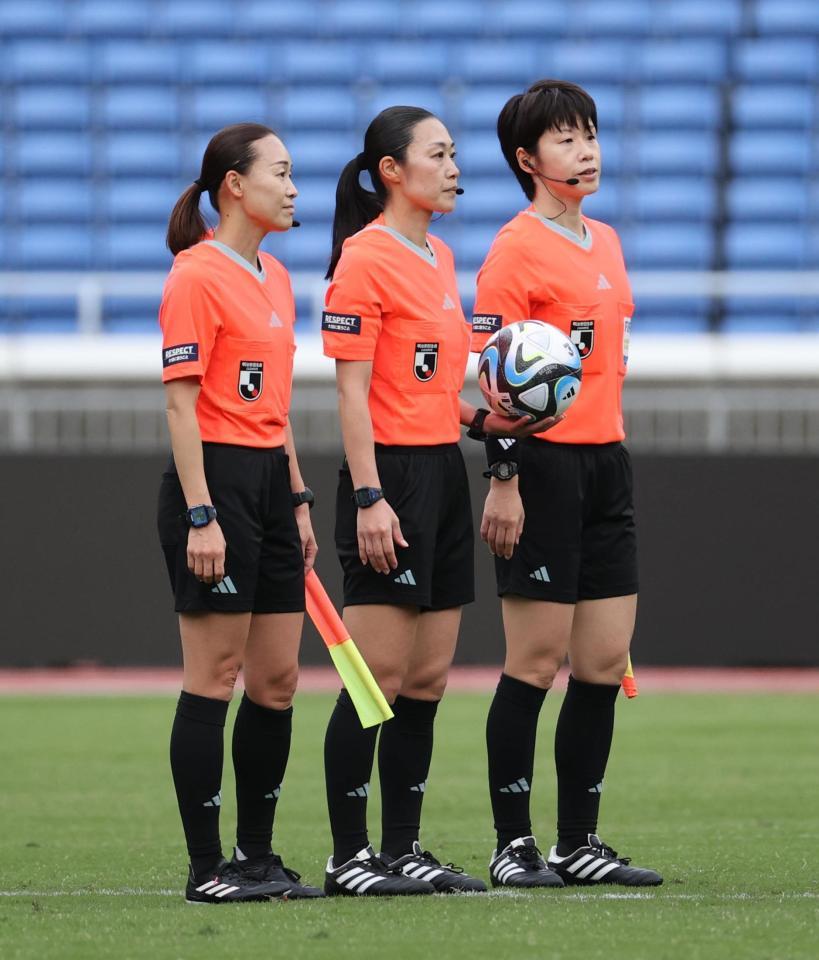 　横浜Ｍ－名古屋の審判を務めた主審の山下良美さん（中）と、副審の手代木直美さん（左）、坊薗真琴さん