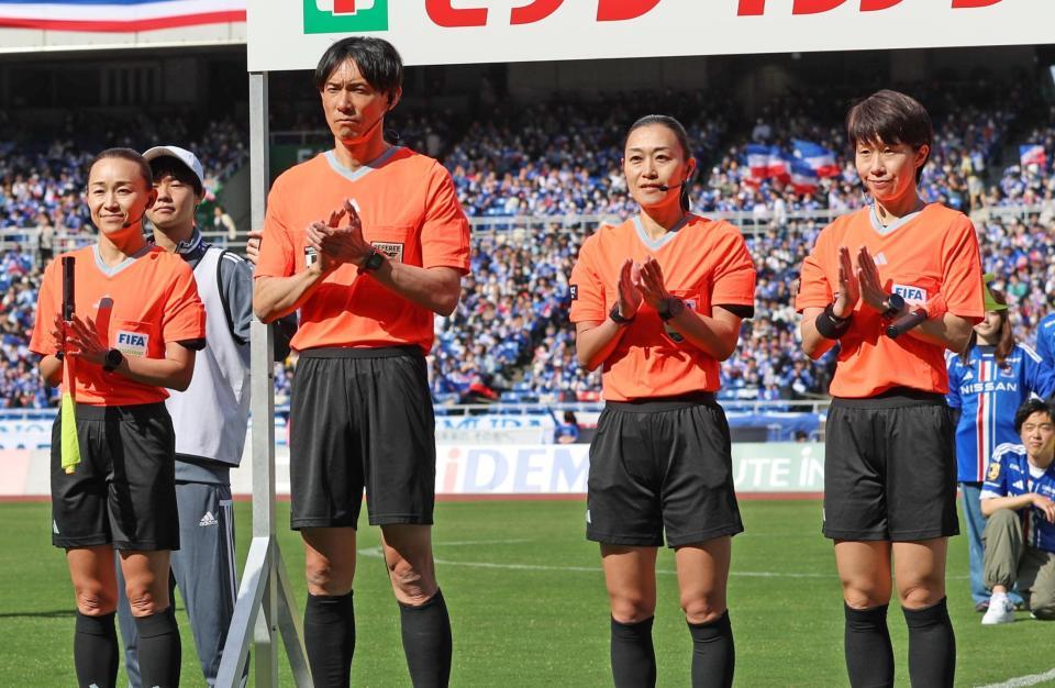 　試合前のセレモニーで拍手する（右から）坊薗真琴副審、山下良美主審、第４の審判員の中村太、手代木直美副審