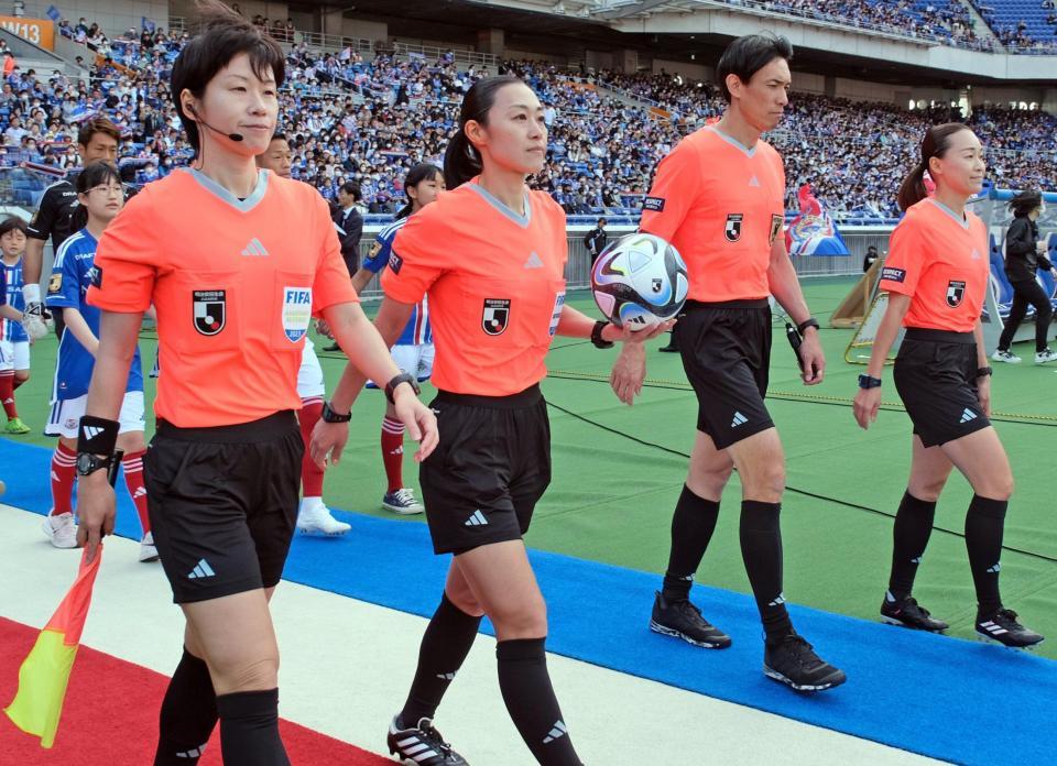 　試合に臨む（左から）坊薗真琴副審、山下良美主審、第４の審判員の中村太、手代木直美副審
