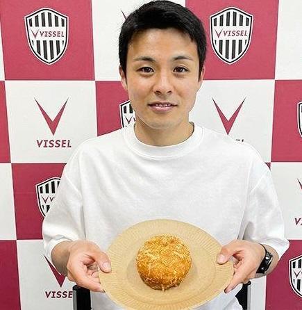 　自ら監修したパンを披露する斉藤　©ＶＩＳＳＥＬ　ＫＯＢＥ