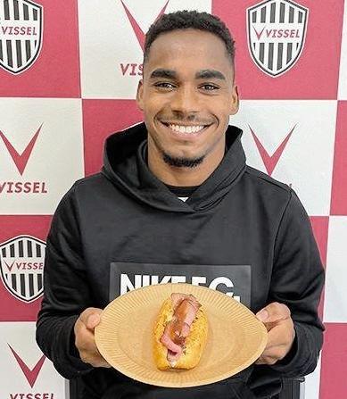 　自ら監修したパンを披露するジェアンパトリッキ　©ＶＩＳＳＥＬ　ＫＯＢＥ