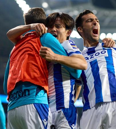 　後半、先制ゴールを決め、祝福される久保（中央）