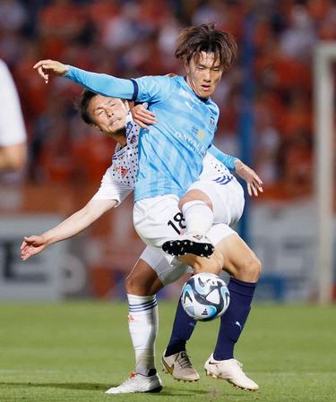　前半、ボールをキープする横浜ＦＣ・小川航（手前）