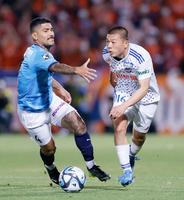 　前半、攻め込む新潟・小見（右）