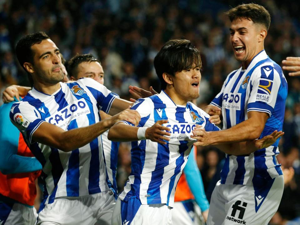 　後半、先制ゴールを決め祝福される久保（中央）