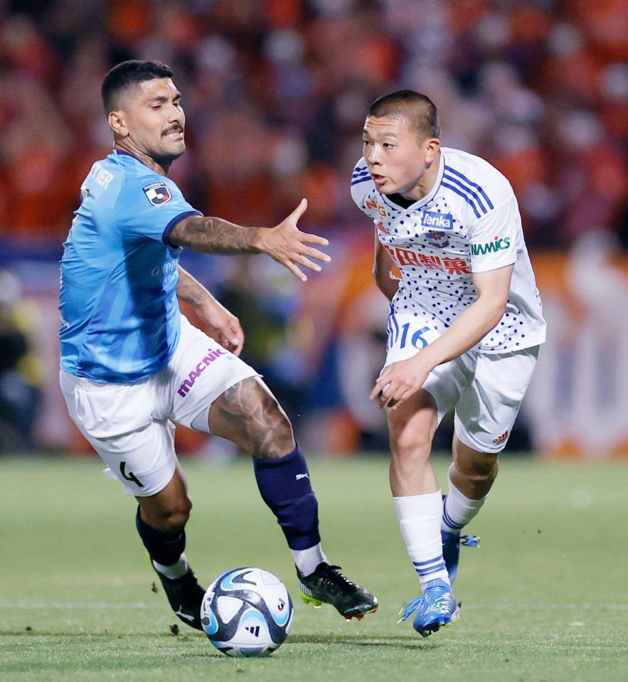 　前半、攻め込む新潟・小見（右）