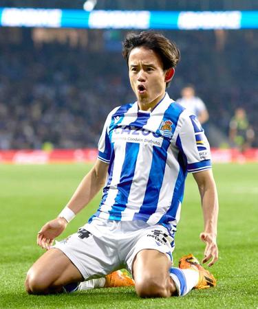 　後半、先制ゴールを決め喜ぶ久保（共同）