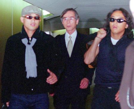 　Ｗ杯メンバーから外れて帰国した三浦（左）、北沢（右）と森下氏＝成田空港・１９９８年６月