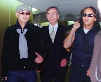 　Ｗ杯メンバーから外れて帰国した三浦（左）、北沢（右）と森下氏＝成田空港・１９９８年６月