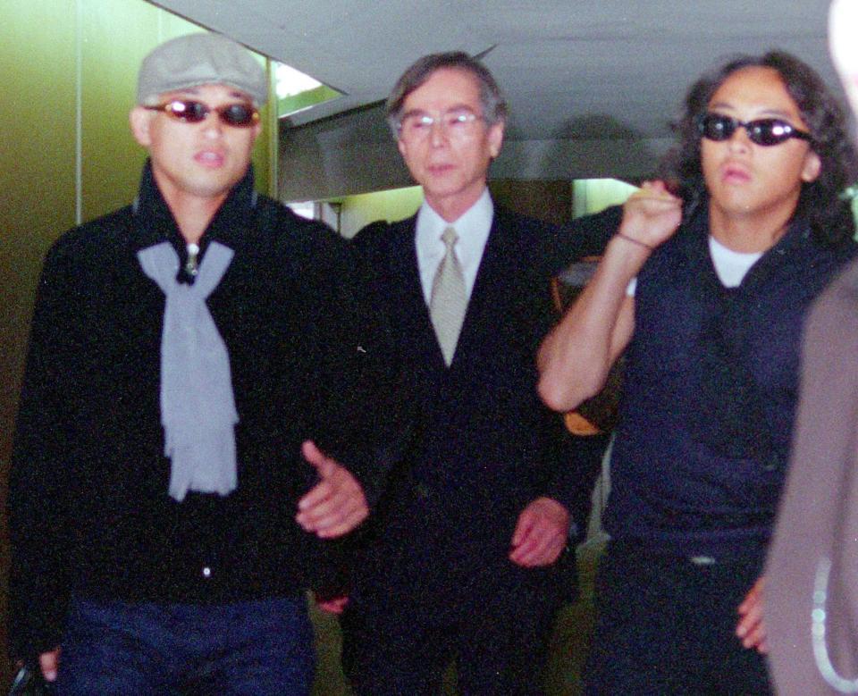 　Ｗ杯メンバーから外れて帰国した三浦（左）、北沢（右）と森下氏＝成田空港・１９９８年６月