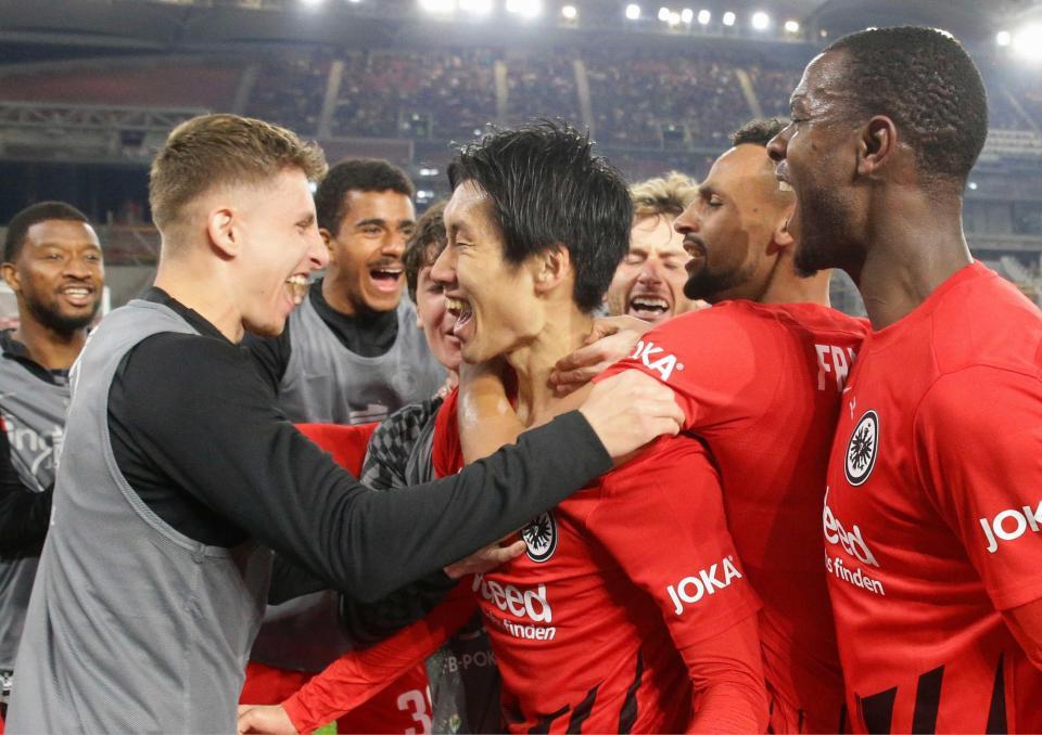 　シュツットガルト戦の後半、ゴールを決めチームメートから祝福されるＥフランクフルトの鎌田（中央）＝共同