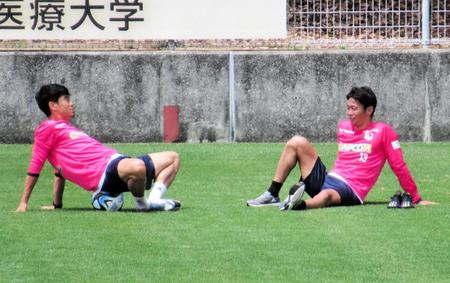 　“青空会談”する香川（左）と清武