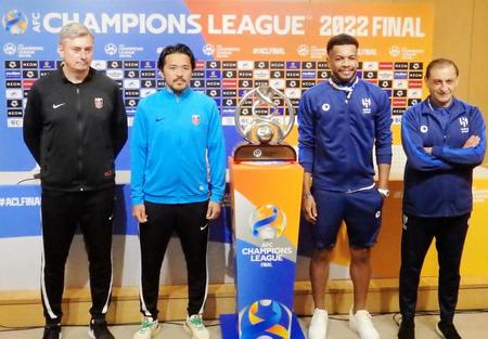 　ＡＣＬの優勝トロフィーの前で記念撮影に臨むスコルジャ監督、ＦＷ興梠（左から）とアルヒラルのラモン・ディアス監督（右端）＝埼玉スタジアム